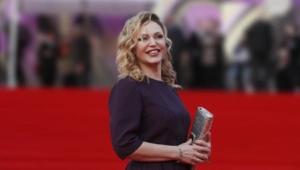 Алла Довлатова объяснила смысл эпатажного образа на «Золотом граммофоне»