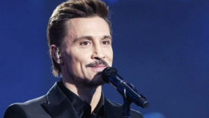 Дима Билан стал курьером добра: певец доставил еду и подарки пожилым людям