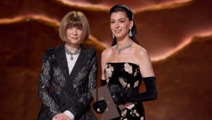 Анна Винтур и Энн Хэтэуэй разыграли сцену из «Дьявол носит Prada» на «Оскаре» Анна Винтур и Энн Хэтэуэй разыграли сцену из «Дьявол носит Prada» на «Оскаре»