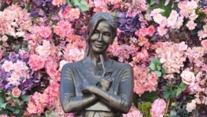 Бронзовая статуя героини киноленты о Бриджит Джонс установлена в центре британской столицы