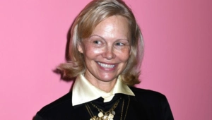 Памела Андерсон вновь сменила имидж и отказалась от фирменного блонда Памела Андерсон вновь сменила имидж и отказалась от фирменного блонда