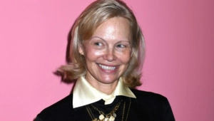 Памела Андерсон вновь сменила имидж и отказалась от фирменного блонда Памела Андерсон вновь сменила имидж и отказалась от фирменного блонда