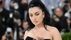 Charli XCX раскрыла треклист нового альбома и представила коллаборацию с Дэвидом Кроненбергом Charli XCX раскрыла треклист нового альбома и представила коллаборацию с Дэвидом Кроненбергом