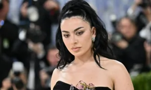 Charli XCX раскрыла треклист нового альбома и представила коллаборацию с Дэвидом Кроненбергом