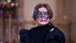 85-летняя Людмила Максакова показательно скрыла лицо на светской премьере