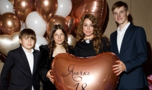 Юлия Барановская отметила совершеннолетие дочери Яны Юлия Барановская отметила совершеннолетие дочери Яны