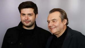 Алексей Учитель одобрил идею сына-режиссера переснять «Прогулку» Алексей Учитель одобрил идею сына-режиссера переснять «Прогулку»