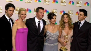 Коллеги по «Друзьям» трогательно простились с Мэттью Перри: «Расправь крылья и лети»