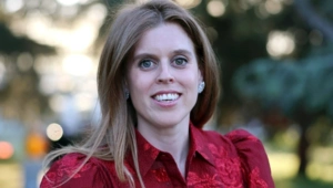 Принцесса Беатрис проводит чаепития для богачей на фоне изгнания отца из королевской ложи