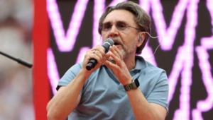 Сергей Шнуров эмоционально обратился к молодой певице: «Мое сердце у твоих ног»