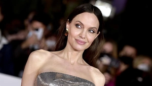Анджелина Джоли сделала новые тату на средних пальцах