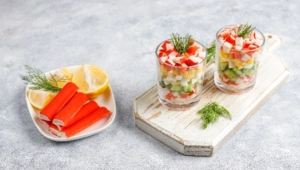 Крабовый салат на Новый год: идеальный рецепт с секретами