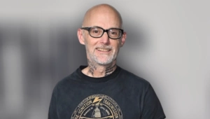 Моби поделился подробностями нового альбома, в который вошла песня из «Очень странных дел»