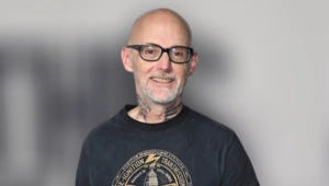 Моби поделился подробностями нового альбома, в который вошла песня из «Очень странных дел»