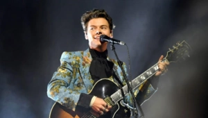 Гарри Стайлс анонсировал возвращение на сцену через масштабную промо-кампанию Гарри Стайлс анонсировал возвращение на сцену через масштабную промо-кампанию