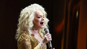 Известный дизайнер высмеял новый образ Ларисы Долиной: «Нарядилась в чешую»