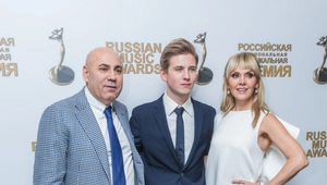 Валерия сравнила детское фото сына с длинными кудрями и внучки: «Копия папы»