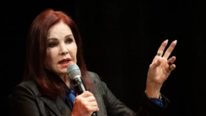 Вдова Элвиса Пресли проводит встречи с фанатами для погашения долгов