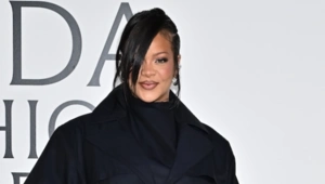 Рианна впервые появилась на ковровой дорожке в «послеродовом» образе Рианна впервые появилась на ковровой дорожке в «послеродовом» образе