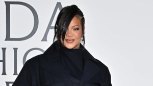 Рианна впервые появилась на ковровой дорожке в «послеродовом» образе