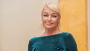 Анастасия Волочкова исполнила фирменный шпагат на мотоцикле