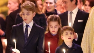 Принц Джордж пошел по стопам бабушки и принял участие в подготовке рождественских обедов Принц Джордж пошел по стопам бабушки и принял участие в подготовке рождественских обедов