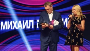 Яна Рудковская поздравила Михаила Гуцериева со званием «Легендарного поэта» Яна Рудковская поздравила Михаила Гуцериева со званием «Легендарного поэта»