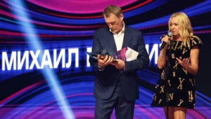 Яна Рудковская поздравила Михаила Гуцериева со званием «Легендарного поэта»