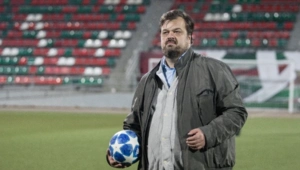 На могиле Василия Уткина установили памятник с его культовыми цитатами