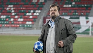 На могиле Василия Уткина установили памятник с его культовыми цитатами