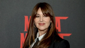 Моника Беллуччи в дерзком декольте и Тим Бертон произвели фурор на Венецианском кинофестивале Моника Беллуччи в дерзком декольте и Тим Бертон произвели фурор на Венецианском кинофестивале