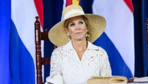 Королева Максима восхитила поклонников ярким образом во время визита на завод