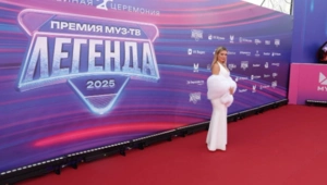 Люся Чеботина восхитилась Димой Биланом на красной дорожке премии МУЗ-ТВ 2025