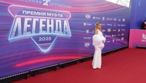 Люся Чеботина восхитилась Димой Биланом на красной дорожке премии МУЗ-ТВ 2025