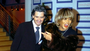 Вдовец Тины Тернер появился на публике с новой девушкой после двух лет траура