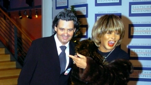 Вдовец Тины Тернер появился на публике с новой девушкой после двух лет траура