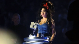 Отец Эми Уайнхаус проиграл суд из-за вещей певицы, проданных с аукциона