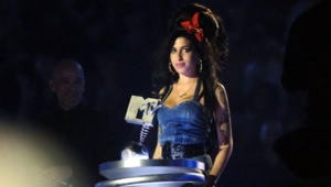 Отец Эми Уайнхаус проиграл суд из-за вещей певицы, проданных с аукциона