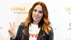 Мел Си из Spice Girls вышла замуж в наряде, который одолжила у Виктории Бекхэм Мел Си из Spice Girls вышла замуж в наряде, который одолжила у Виктории Бекхэм