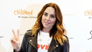 Мел Си из Spice Girls вышла замуж в наряде, который одолжила у Виктории Бекхэм Мел Си из Spice Girls вышла замуж в наряде, который одолжила у Виктории Бекхэм