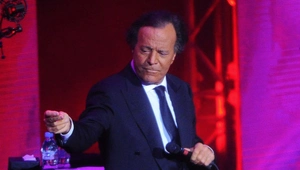 Хулио Иглесиаса обвинили в попытке контрабанды: подвела клубничка