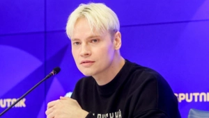 SHAMAN продемонстрировал нижнее белье на пресс-конференции