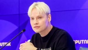 SHAMAN продемонстрировал нижнее белье на пресс-конференции