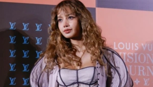 Лиса из BLACKPINK получила главную роль в ромкоме по мотивам «Ноттинг Хилла»