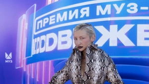 MARGO появилась на Премии МУЗ-ТВ в гнезде: ее несли четверо мужчин MARGO появилась на Премии МУЗ-ТВ в гнезде: ее несли четверо мужчин