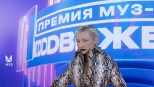MARGO появилась на Премии МУЗ-ТВ в гнезде: ее несли четверо мужчин MARGO появилась на Премии МУЗ-ТВ в гнезде: ее несли четверо мужчин