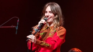 Звезда «Очень странных дел» Майя Хоук анонсировала четвертый альбом, записанный с мужем Звезда «Очень странных дел» Майя Хоук анонсировала четвертый альбом, записанный с мужем