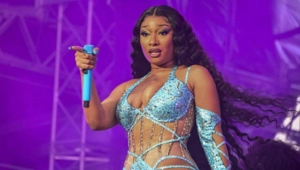 Меган Ти Сталлион расплакалась после показа «Мулен Руж» из-за расставания с баскетболистом