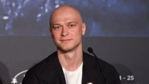 Юра Борисов и Эндрю Гарфилд появились на постере фильма «Искусственный»