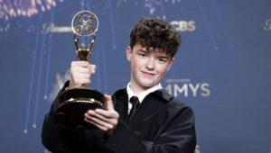 Историческая победа на «Эмми»: 15-летний Оуэн Купер — самый молодой лауреат в мужской категории